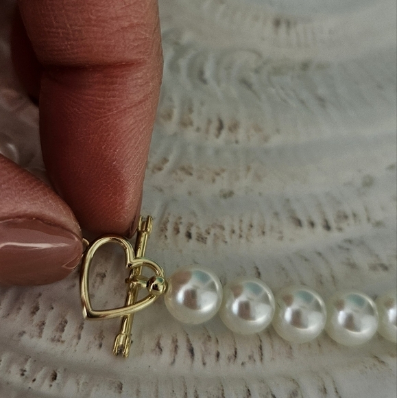 Pearl Heart Toggle Necklace (15 inches, gold plated) - Picture 3 of 7